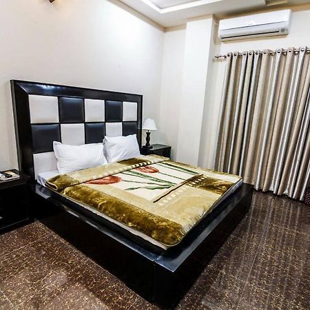 Midway Hotel & Restaurant Sadiqabad Екстериор снимка