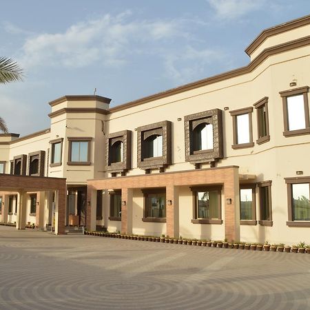 Midway Hotel & Restaurant Sadiqabad Екстериор снимка