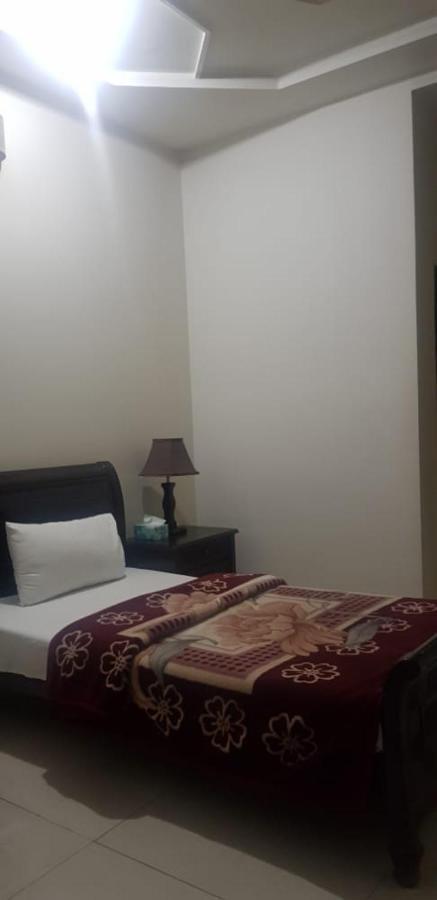Midway Hotel & Restaurant Sadiqabad Екстериор снимка