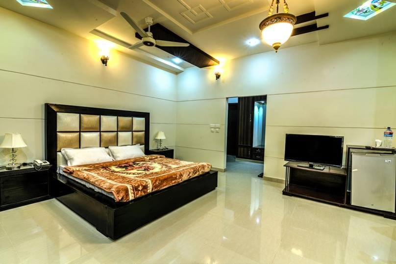 Midway Hotel & Restaurant Sadiqabad Екстериор снимка