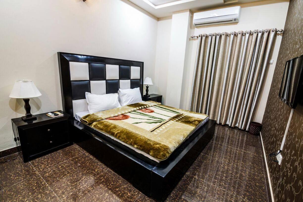 Midway Hotel & Restaurant Sadiqabad Екстериор снимка