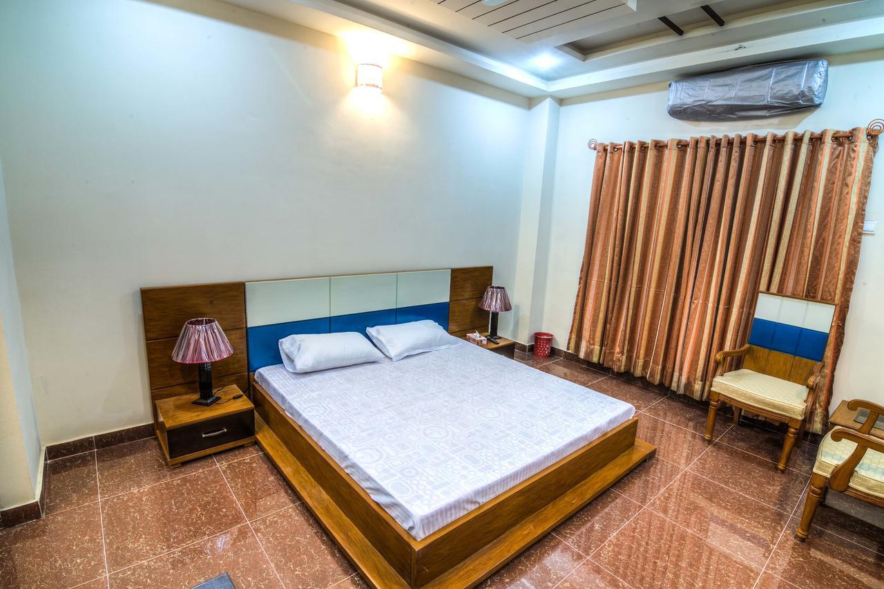 Midway Hotel & Restaurant Sadiqabad Екстериор снимка