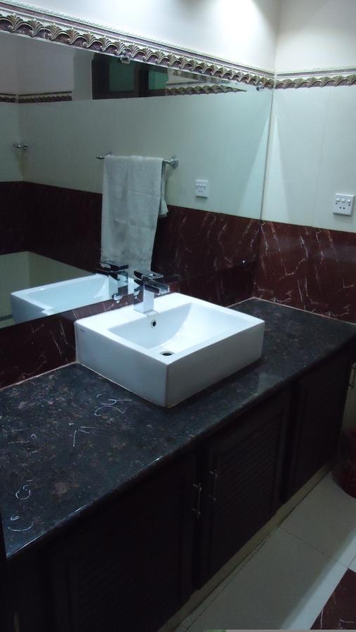 Midway Hotel & Restaurant Sadiqabad Екстериор снимка