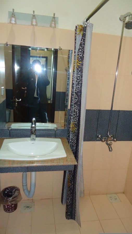 Midway Hotel & Restaurant Sadiqabad Екстериор снимка