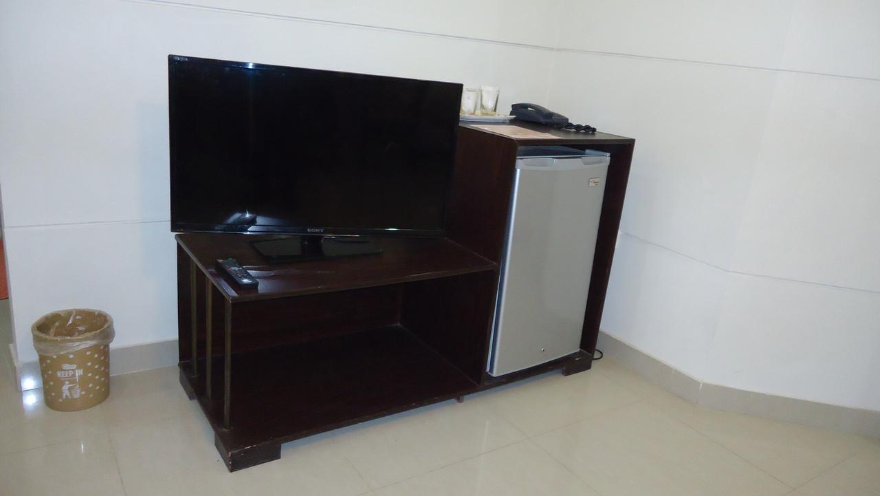 Midway Hotel & Restaurant Sadiqabad Екстериор снимка