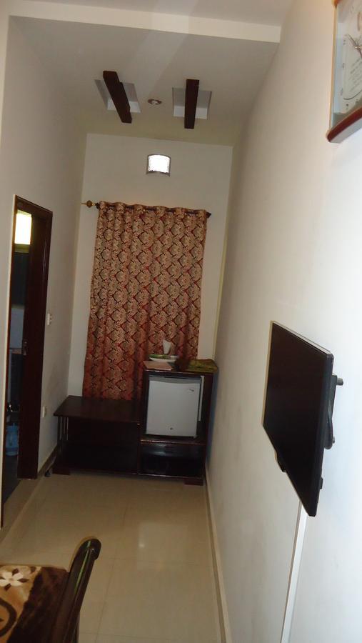 Midway Hotel & Restaurant Sadiqabad Екстериор снимка