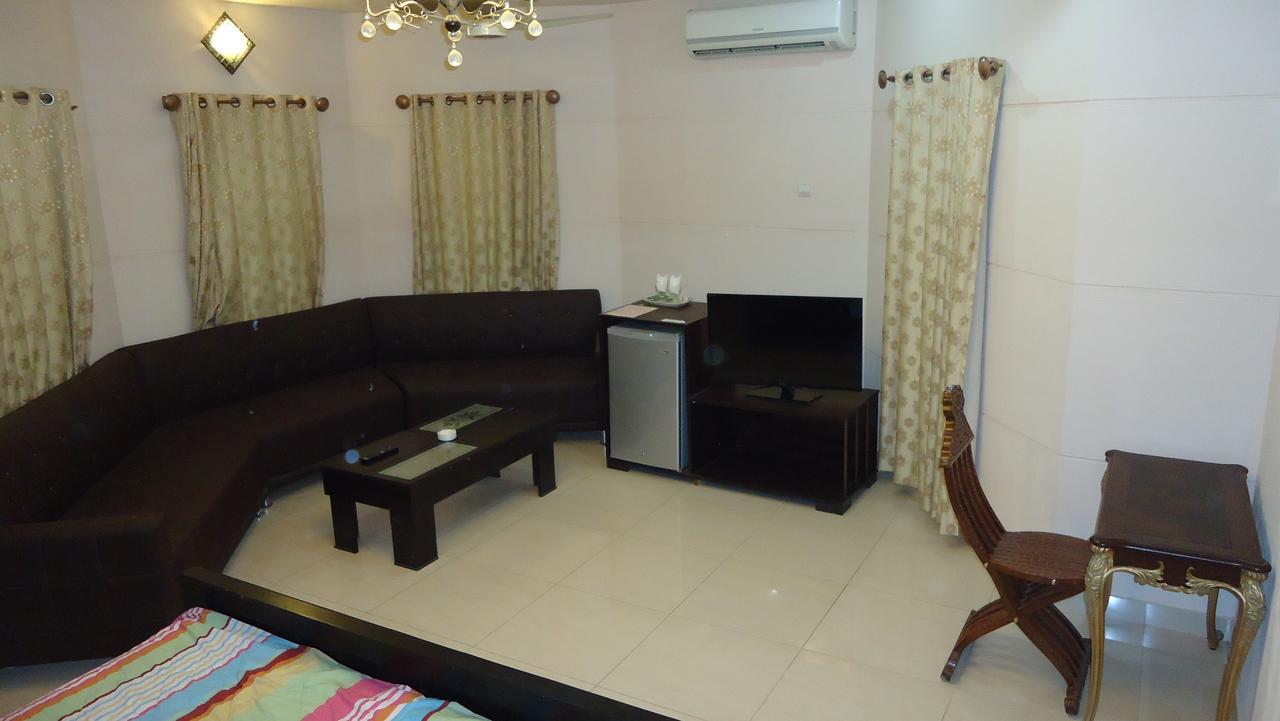 Midway Hotel & Restaurant Sadiqabad Екстериор снимка