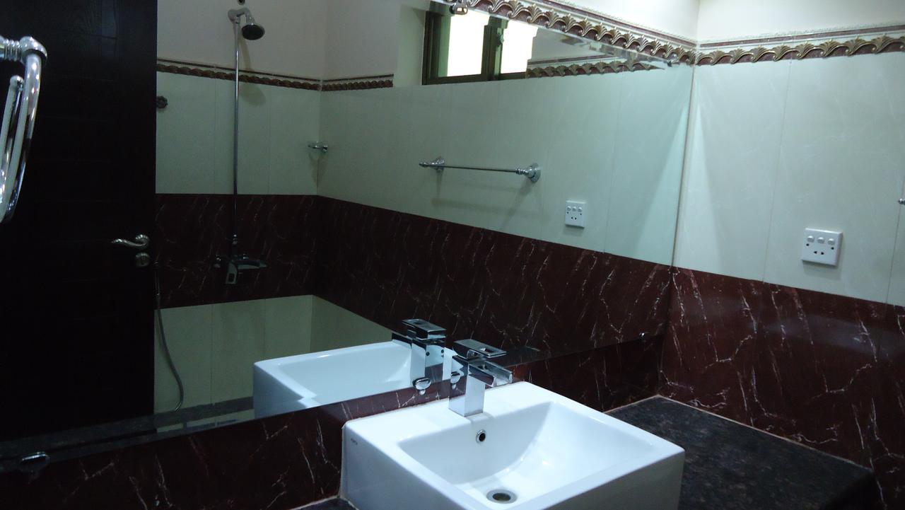 Midway Hotel & Restaurant Sadiqabad Екстериор снимка