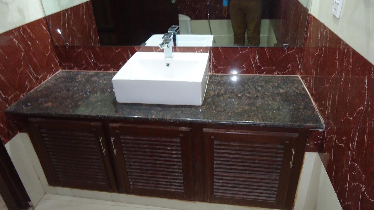 Midway Hotel & Restaurant Sadiqabad Екстериор снимка