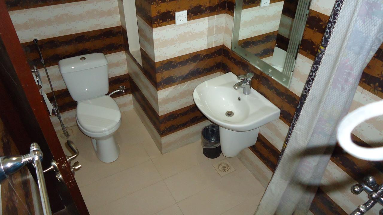 Midway Hotel & Restaurant Sadiqabad Екстериор снимка