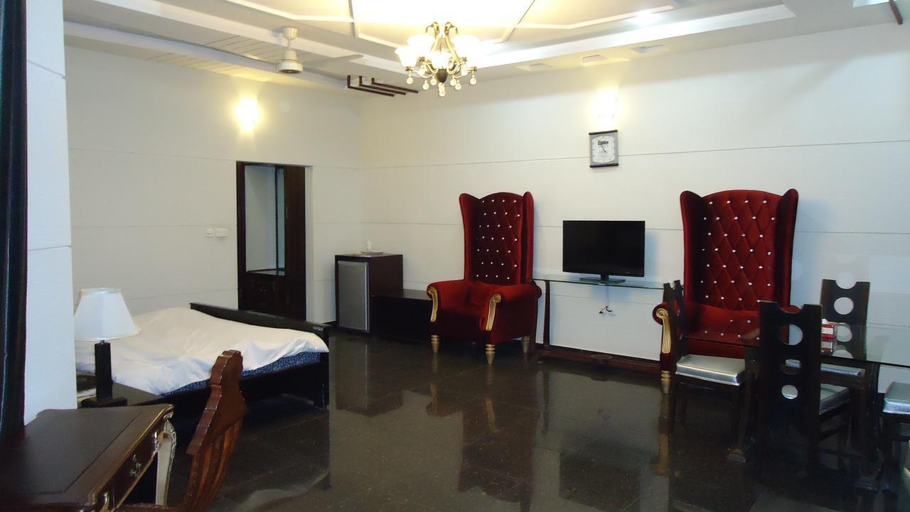 Midway Hotel & Restaurant Sadiqabad Екстериор снимка