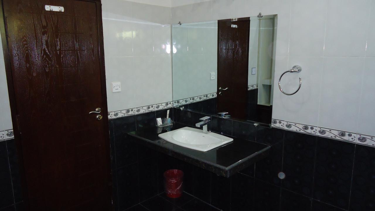 Midway Hotel & Restaurant Sadiqabad Екстериор снимка
