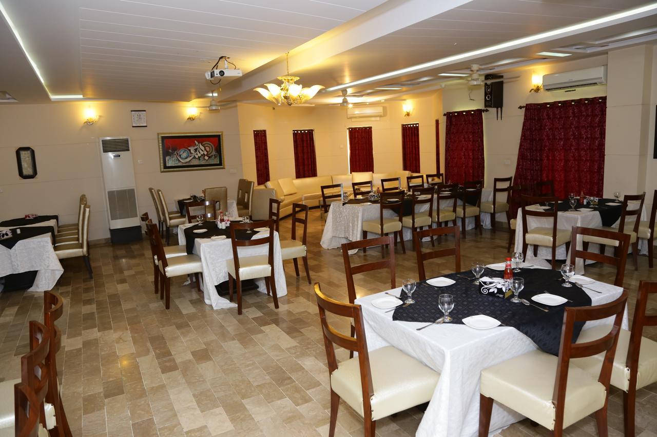 Midway Hotel & Restaurant Sadiqabad Екстериор снимка