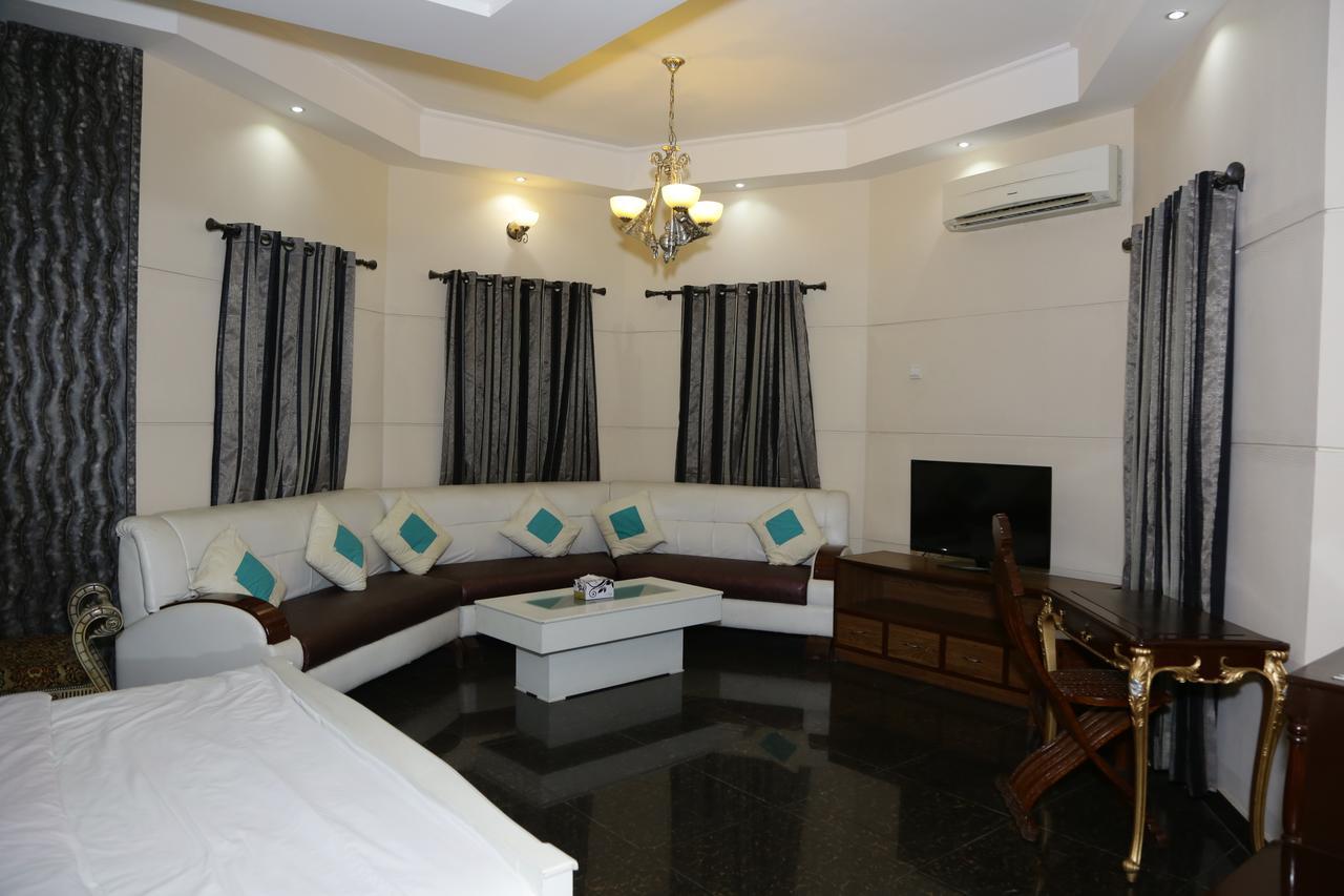 Midway Hotel & Restaurant Sadiqabad Екстериор снимка