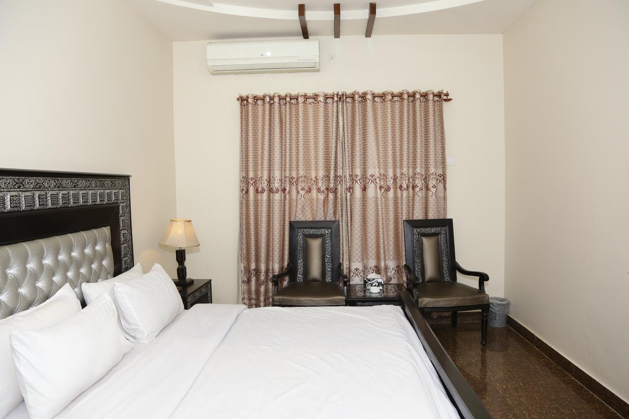 Midway Hotel & Restaurant Sadiqabad Екстериор снимка