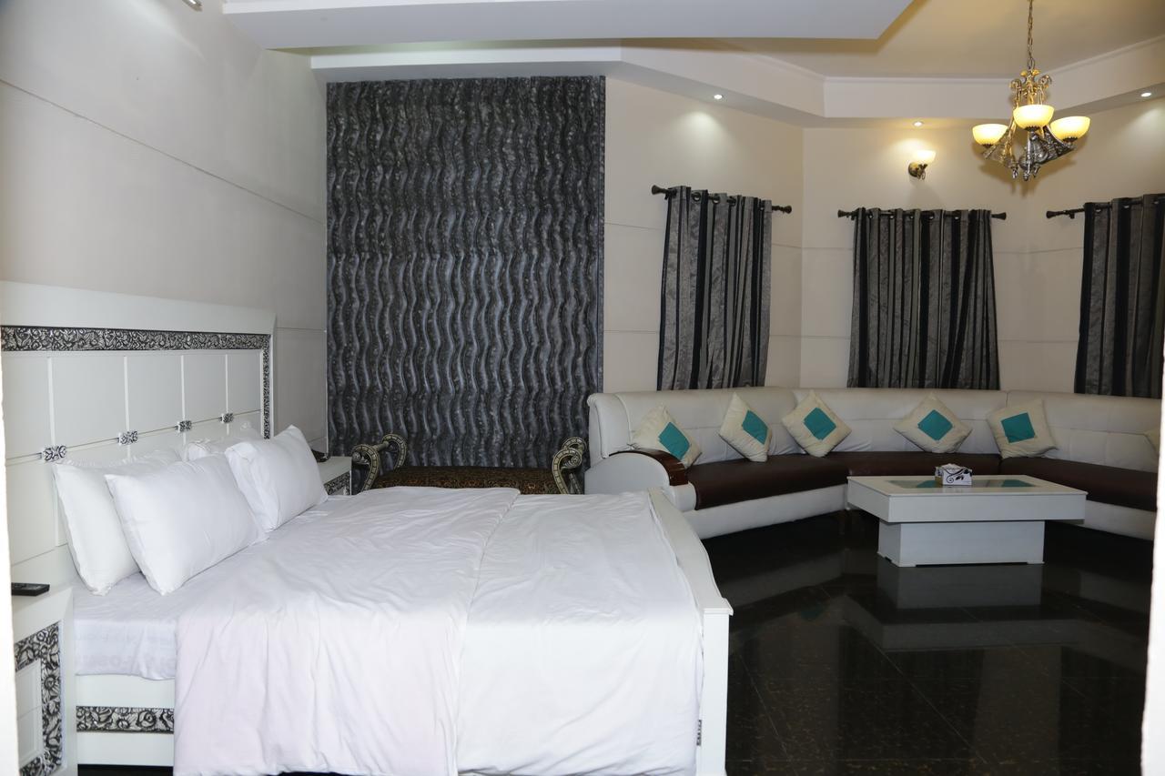 Midway Hotel & Restaurant Sadiqabad Екстериор снимка