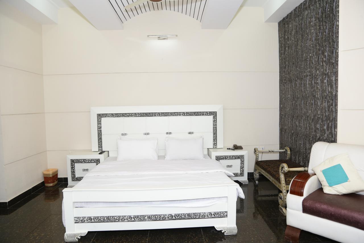 Midway Hotel & Restaurant Sadiqabad Екстериор снимка